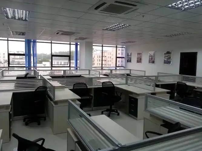 15平时尚简约风格办公室桌子摆放效果图