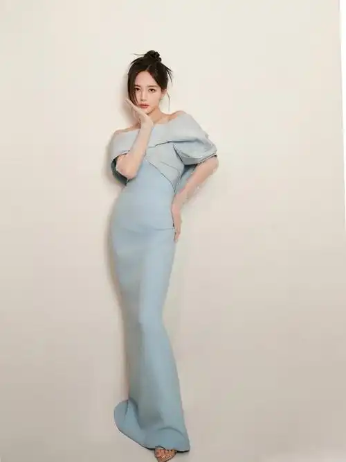 李一桐穿着一袭淡蓝色的一字肩长裙亮相,身姿曼妙,曲线玲珑,甜美可爱