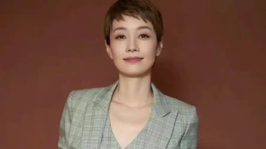 47岁马伊琍出席时装周,身材圆润小肚腩抢镜,近照还撞脸曾轶可