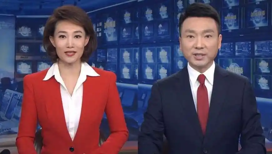 《新闻联播》主持人李梓萌穿红衣,康辉系红领带出镜