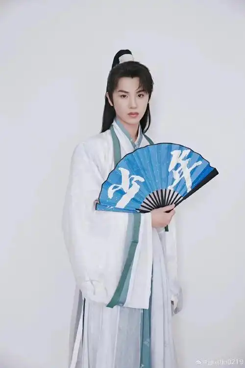 黄明昊手绘兰花##黄明昊白衣古装高马尾造型