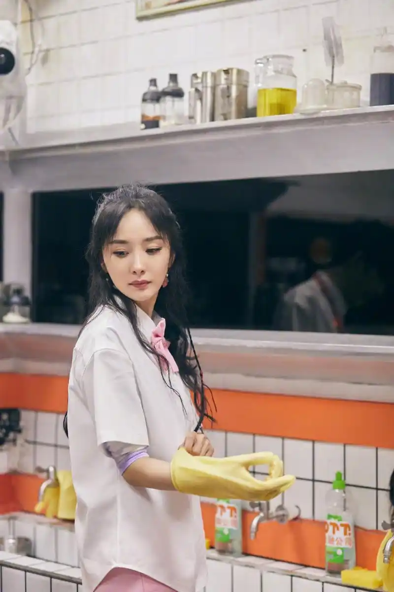 33岁杨幂穿学生装清纯可爱 撒娇发嗲表情无辜