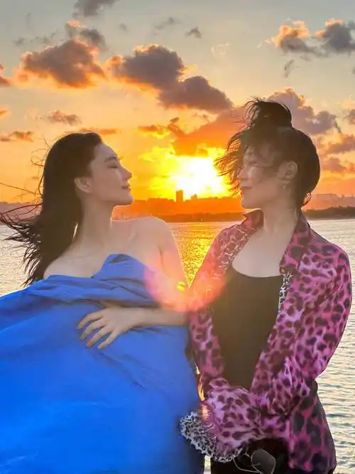 张馨予,张雨绮大玩"蓝色妖姬",长裙美神pk泳衣御姐,谁赢了?