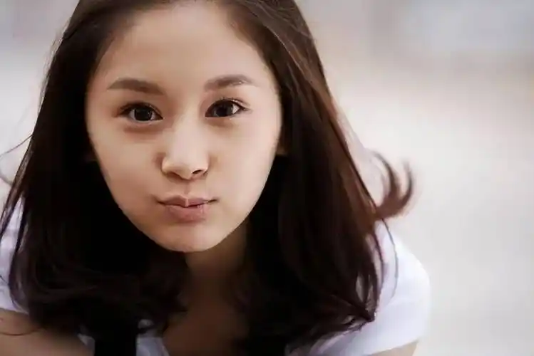 王子文带娃现身!10岁儿子身体健壮,生父揭露:冯小刚都礼让三分