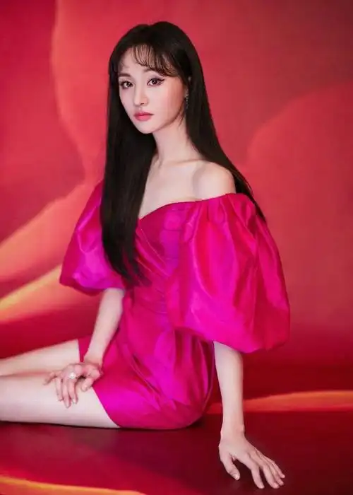 郑爽这锁骨也太性感了,玫瑰红的礼服穿出了高级气质,妖娆又撩人