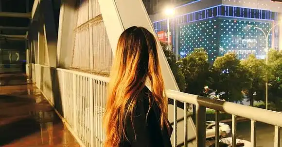 升格女生背影天桥眺望夜景