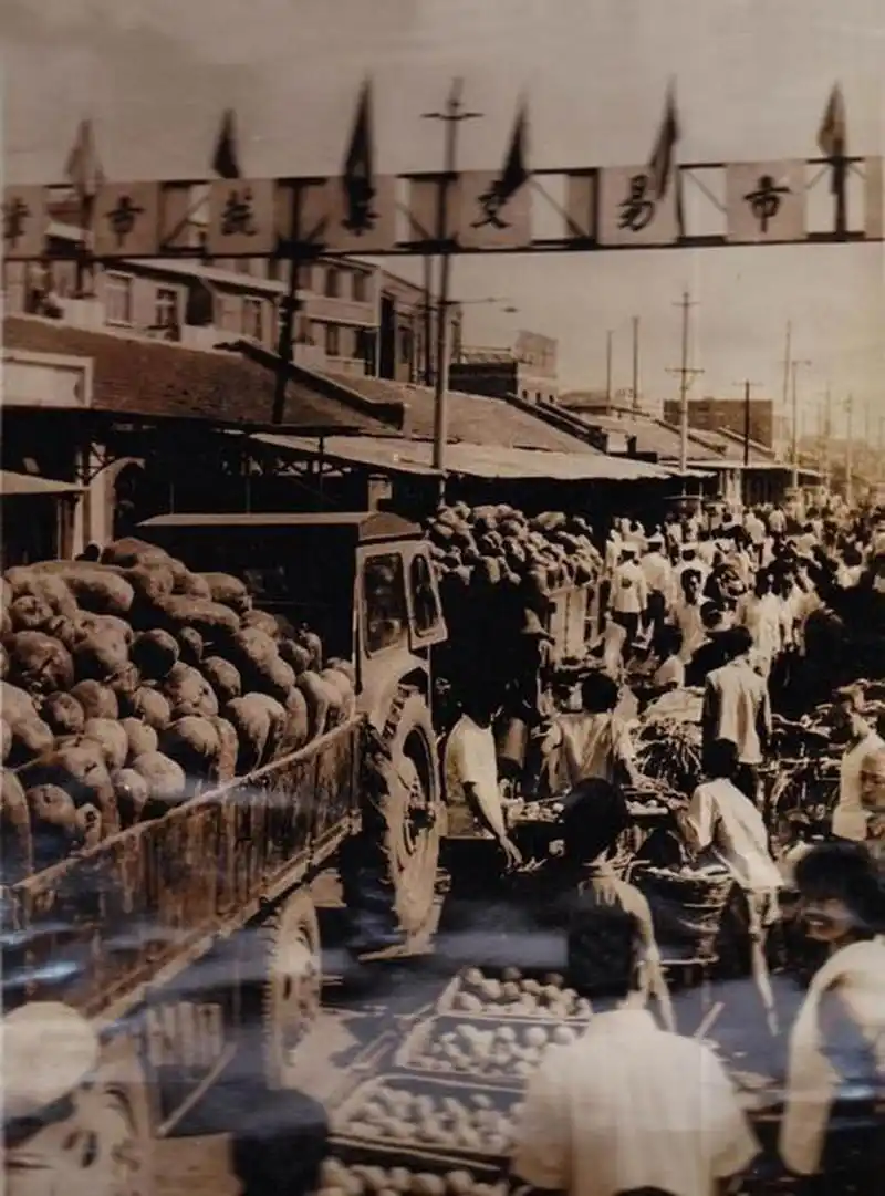 1984年的天津老照片,图为天津市蔬果交易市场进场交易的农副产品,物资