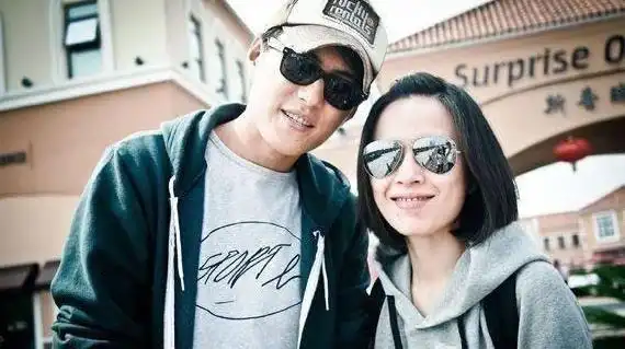 李佳晒老公早起照,靳东累得睁不开眼,还不忘搂着儿子防止掉下去