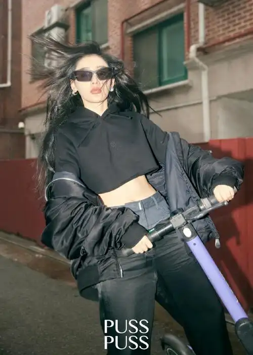 张天爱朦胧感街拍大片