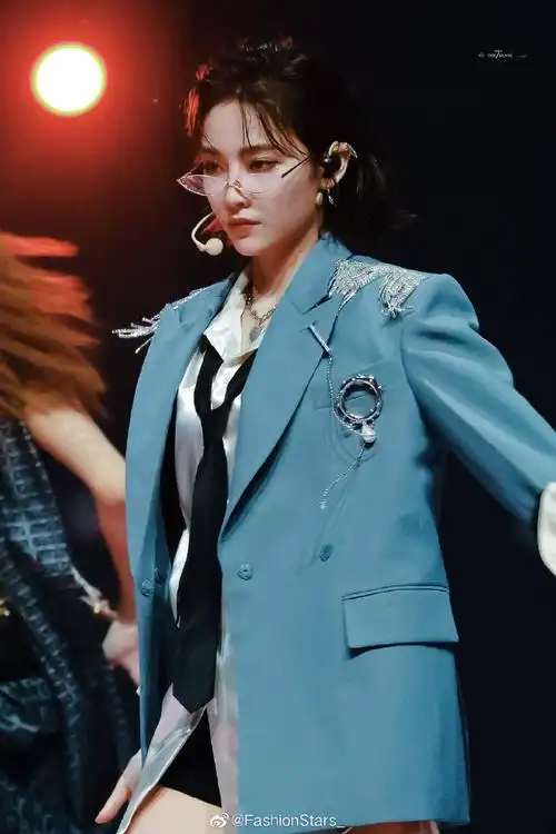 许佳琪 亮相好奇夜舞台穿搭造型,身穿蓝色廓形西装搭配白色衬衫与宽松