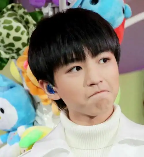 王俊凯# 敲可爱抿嘴小表情