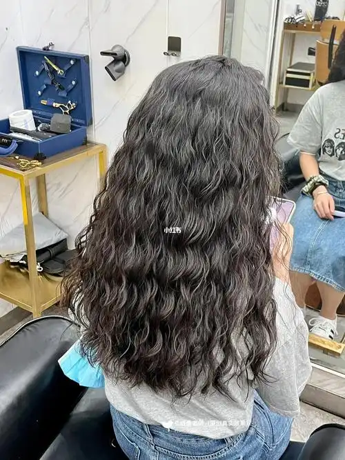 烫羊毛卷法式小卷发根要蓬松起来才有氛围感 达到头包脸的效果小姐姐