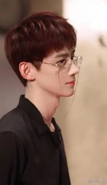 网友们立刻对白敬亭发布的一组新造型照片展开了热烈的讨论.