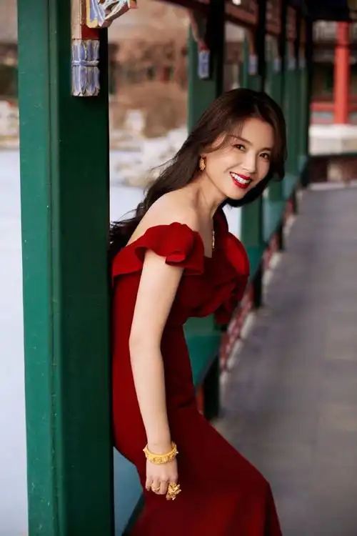 刘涛红裙写真美翻了!紧身裙勾勒完美曲线,高贵典雅气质令人陶醉