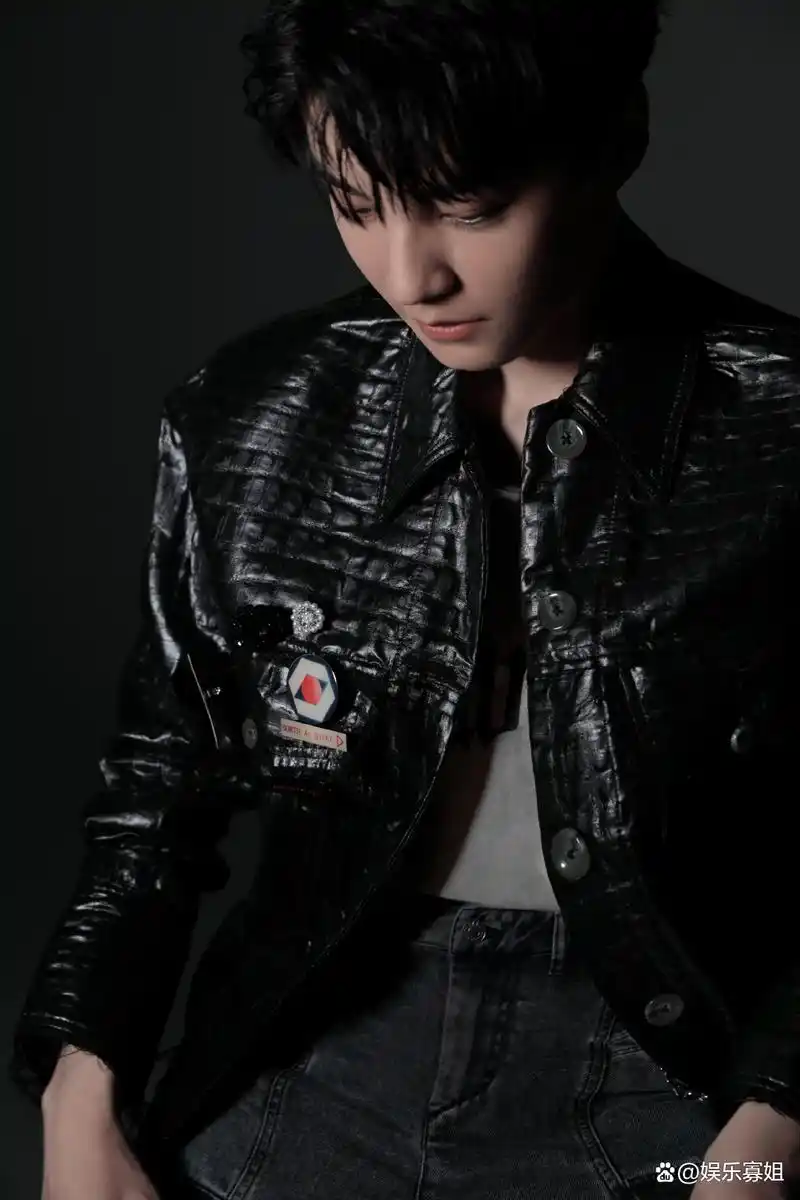 王俊凯23岁生日写真照,白色造型温柔干净,黑色酷感帅气