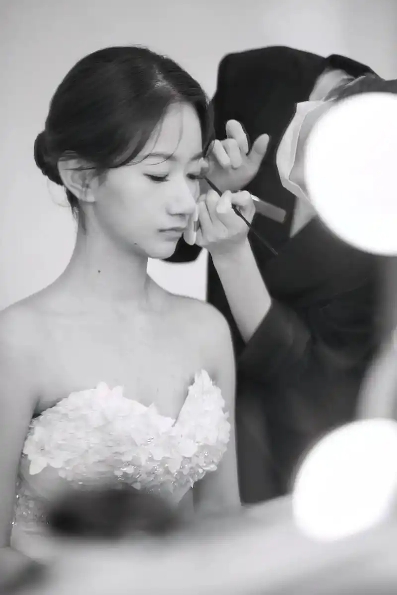 上次拍婚纱照的后续来了,照片太多了,先发几张花絮 - 抖音