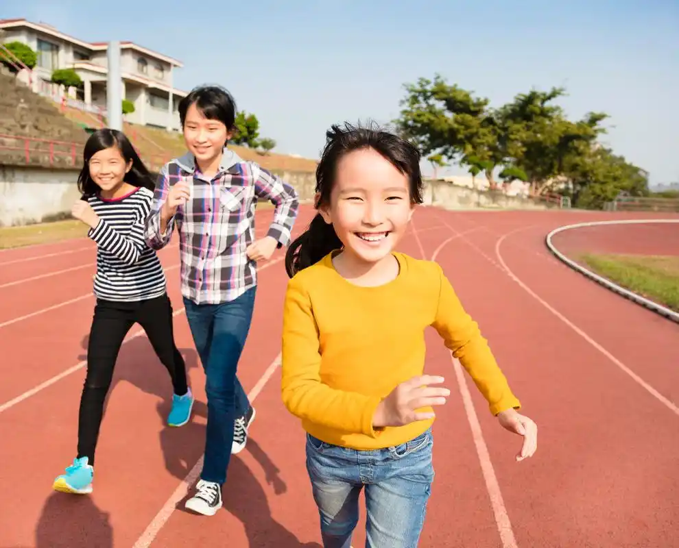 快乐的小女孩在跑道上奔跑幸福的人美好童年美好未来儿童跑步奔跑运动
