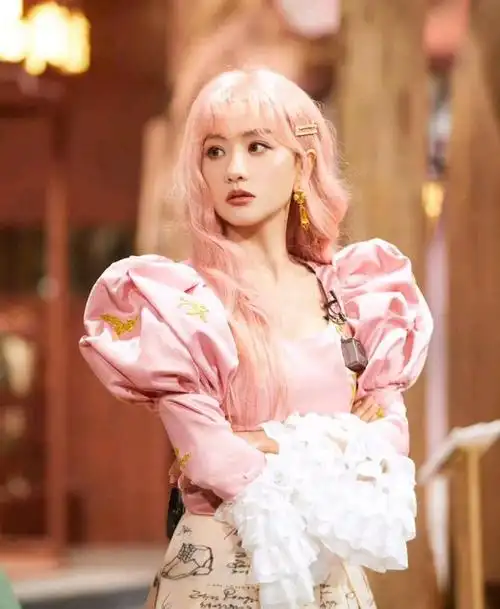 女明星粉发惊艳造型,杨蓉是洋娃娃,虞书欣像小公主,lisa御姐范