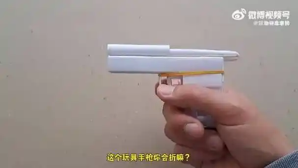 简单又好看的手枪折纸教程,教你折一个能发射的沙漠之鹰玩具枪