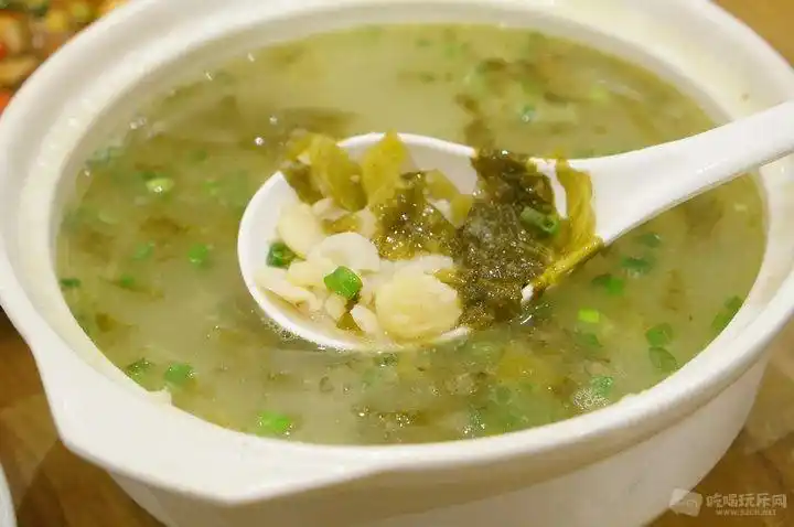 这份酸菜胡豆瓣汤才是儿时的回忆,后来膝盖哥才想起来,一直吃都不觉得