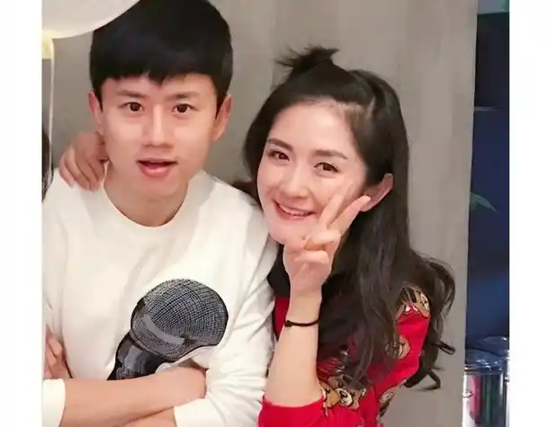 谢娜素颜照流出张杰表示不嫌弃,谢娜拍照张杰