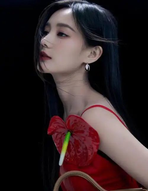 李一桐时尚芭莎造型曝光!时尚惊艳魅力四射