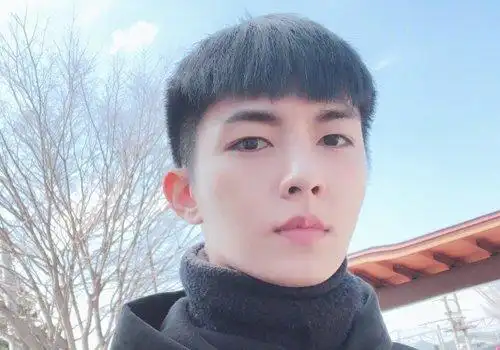 2019男生剪什么短发好看 鹅蛋脸瓜子脸男生最火眉上刘海短发上线