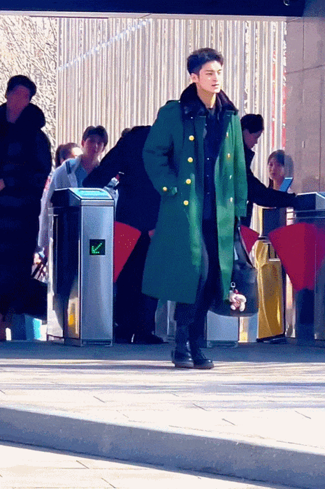 或许是这个平均身高不足2米的世界太为难周柯宇了吧,才会令他因为自己