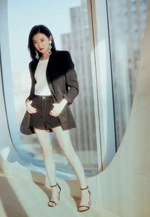 黑色高跟鞋加热裤显得她的腿十分修长,这样一身显得景甜职业又干练