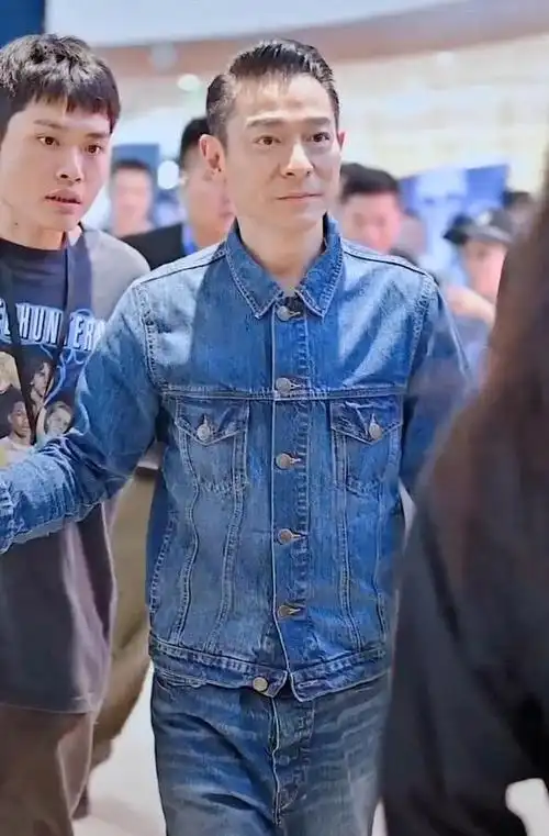 62岁刘德华告诉你:发型一丝不苟,裤子短一截,到老也不油腻