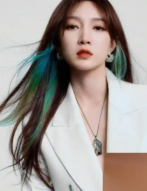 才华横溢孟佳,35岁写真,女神的美貌与才华,让人一见倾心!