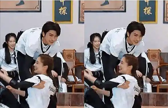 baby摔倒在地,蔡徐坤立马搀扶,谁注意到了阚清子的表情:太真实_时候