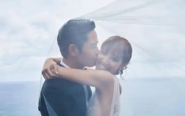 原创郑嘉颖2023年晒全家福合照与小22岁娇妻秀恩爱一家四口颜值很高