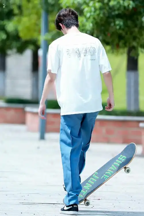 一个背影,一段故事人生海海,爱且期待#王一博