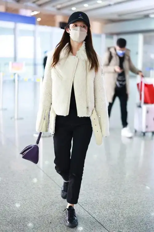 李沁也太会穿了吧,宽松棉服配小黑裤飒酷帅气,"筷子腿"真吸睛