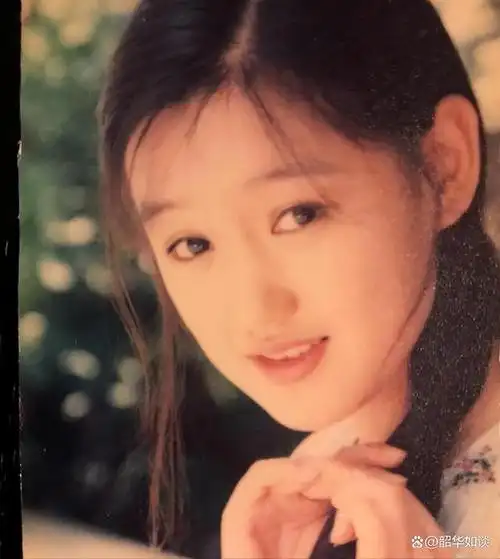她19岁的时候,就在进入第二年的学校时已经开始在各种影视剧中亮相了.