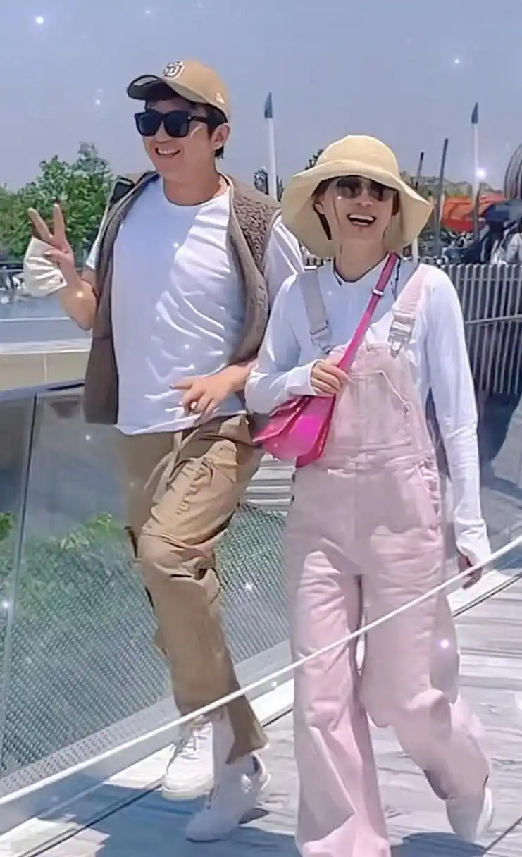 40岁孙俪和邓超秀恩爱,穿粉色工装裤显得柔美,却被网友怀疑怀上第三胎