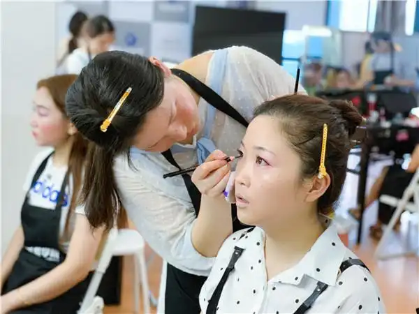 想在邢台学化妆可是年龄有点小