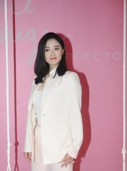 蒋欣身材虽然不瘦但是好在挺会穿千鸟格西装显出少女的娇俏