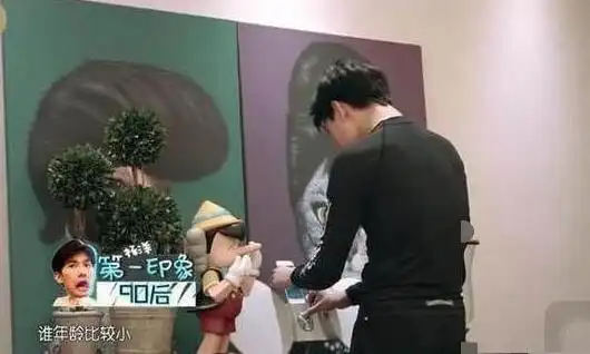 带你看看杨洋的豪宅:家里也太小了吧,健身锻炼只能在客厅里