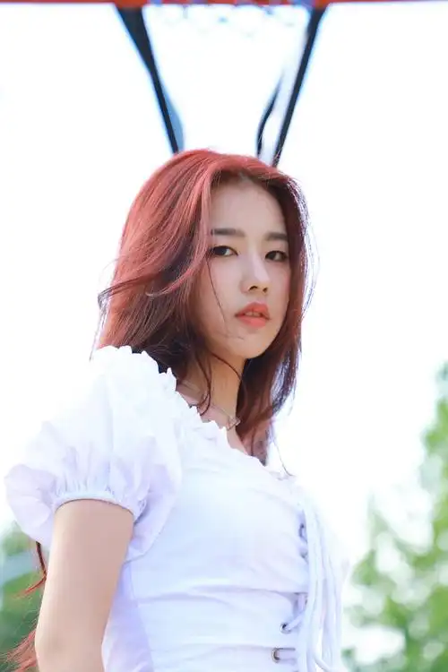 左卓元气性感户外写真图片