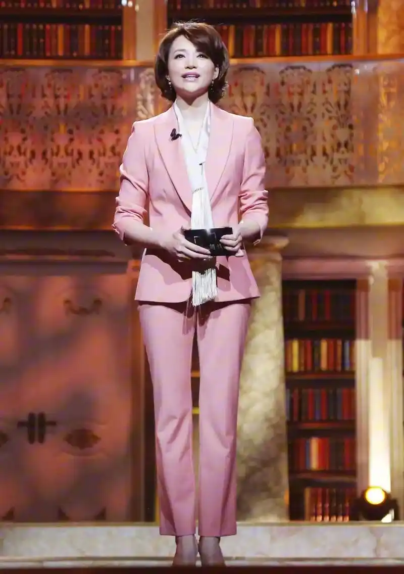 当51岁海霞同框49岁董卿,终于见识了"气质美"的最高级形式