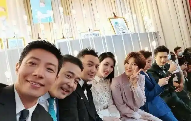 央视107位主持人合照董卿坐c位朱迅只能靠边梁田位置也不错