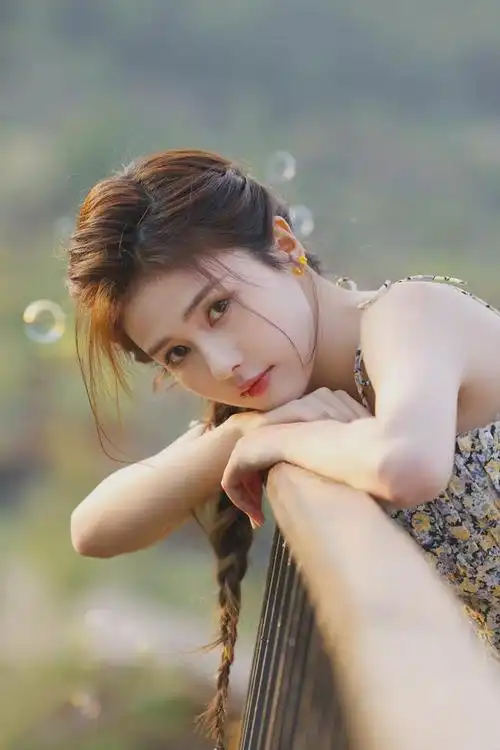 白鹿是一位演技出色的女演员,在《招摇》,《半是蜜糖半是伤》等神剧中