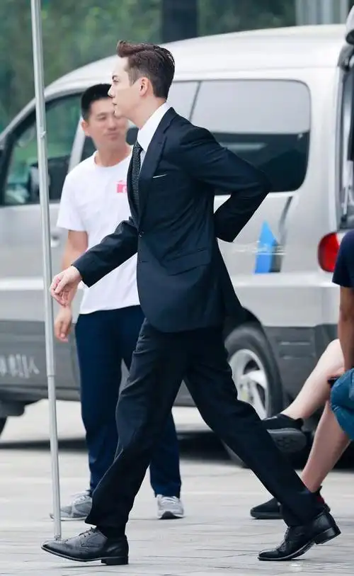 陈伟霆新剧片场路透西装白衬衫造型俊朗有型穿西装真的太显身材