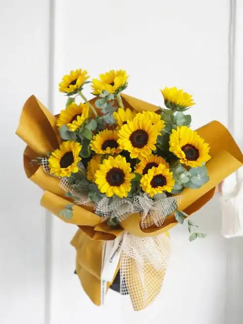 一束普通的向日葵花束61告别牛皮纸包装