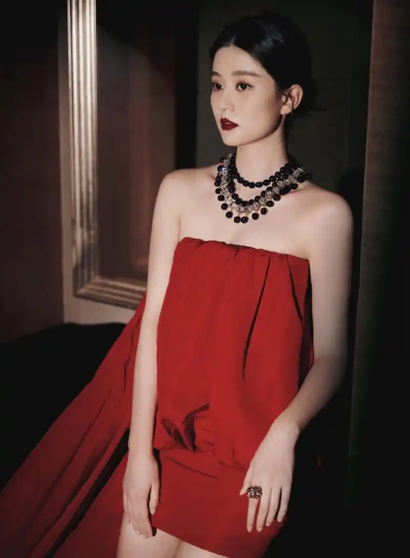 乔欣抹胸红色长裙美照,论性感程度不输任何一位女星,身材甚至更胜一筹