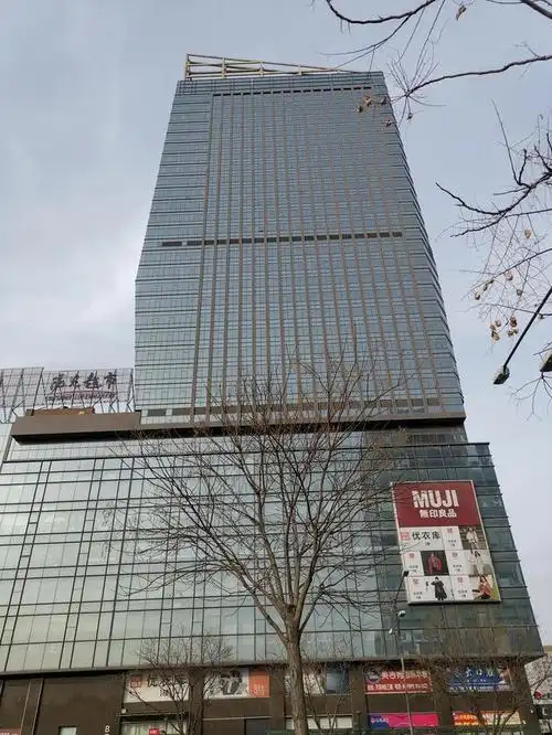 第六座为阳光天鸿广场主楼,位于联纺路与人和街交叉口东北角,高度