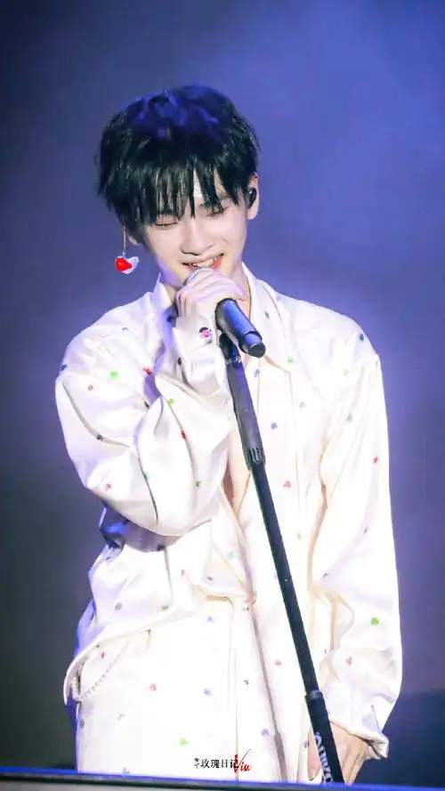 周震南抱抱你#zzn#周震南游戏王者#"这个时代我觉