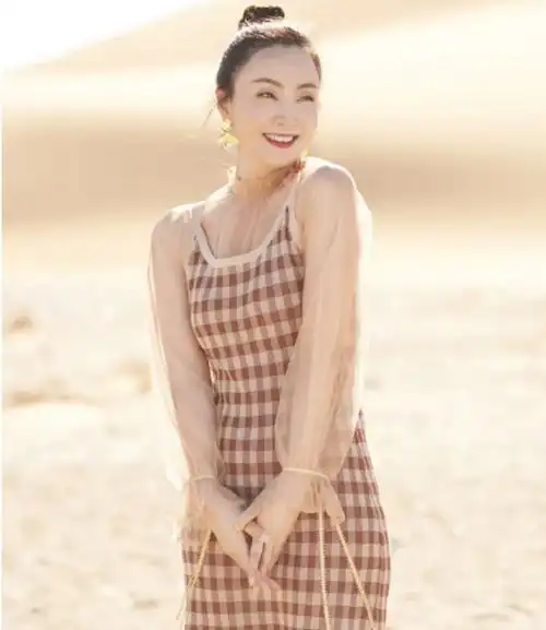 年轻时的陶虹真疯狂,穿"无痕裙"被郭晓东搂腰抱,不怕徐峥吃醋_形象